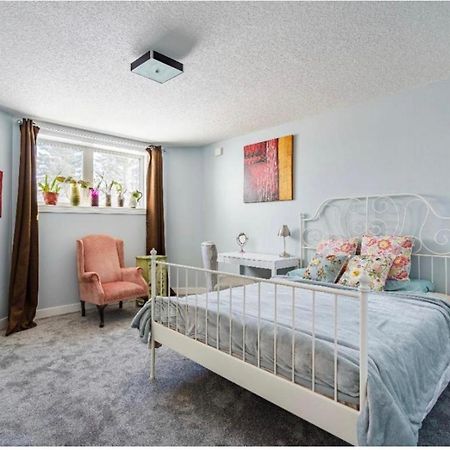 Elegant Garden Suite&2Mins Bus Station Close Lrt& Free Parking Calgary Bagian luar foto