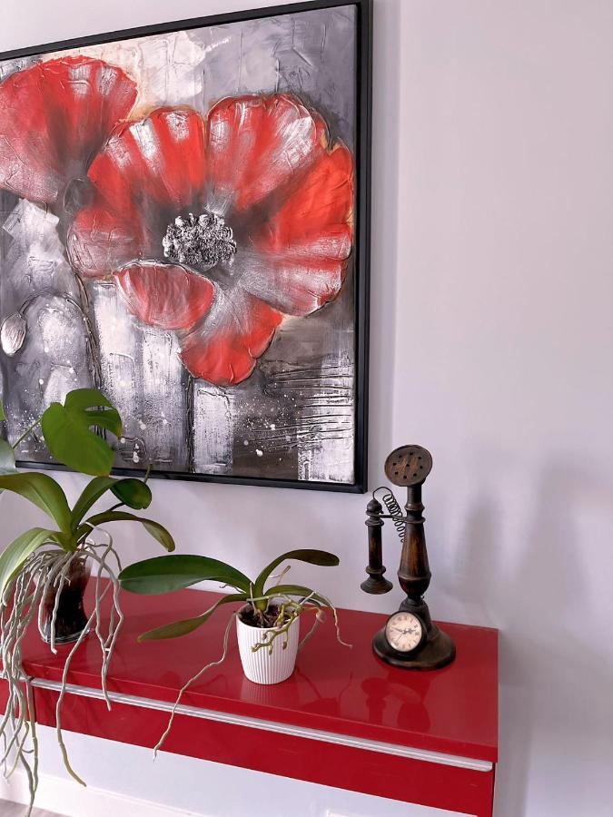 Elegant Garden Suite&2Mins Bus Station Close Lrt& Free Parking Calgary Bagian luar foto