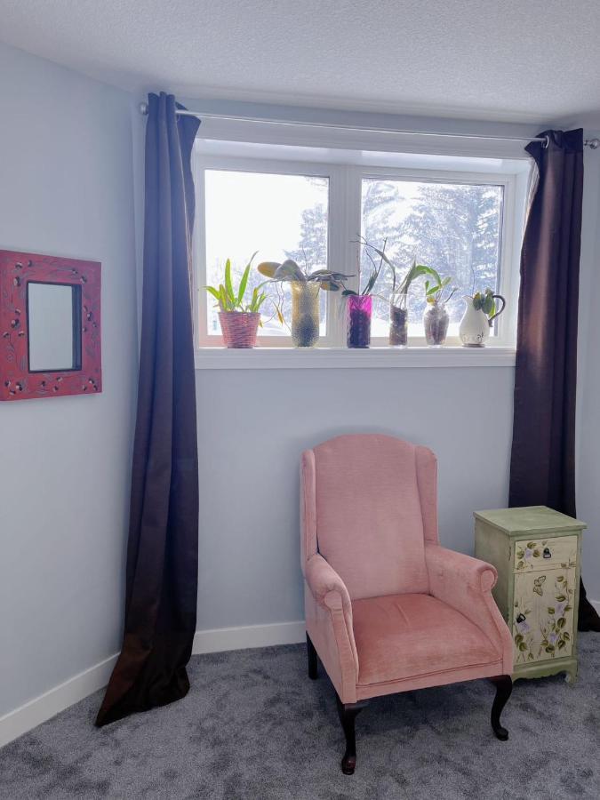 Elegant Garden Suite&2Mins Bus Station Close Lrt& Free Parking Calgary Bagian luar foto