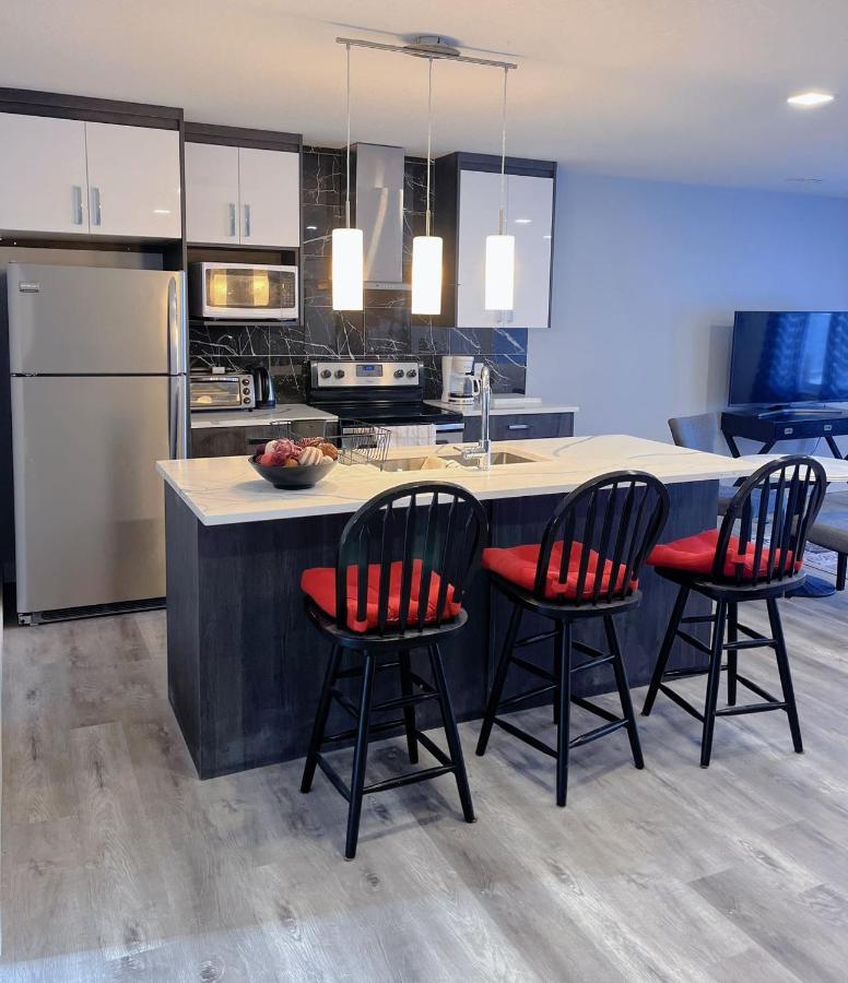 Elegant Garden Suite&2Mins Bus Station Close Lrt& Free Parking Calgary Bagian luar foto
