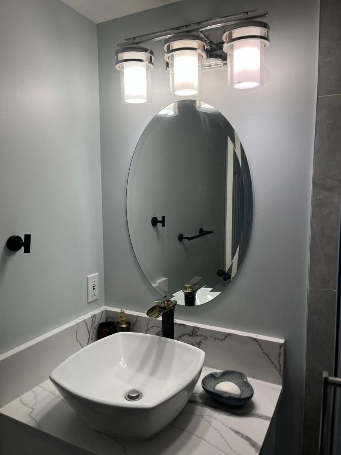 Elegant Garden Suite&2Mins Bus Station Close Lrt& Free Parking Calgary Bagian luar foto