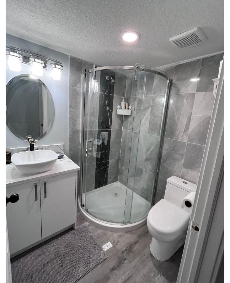 Elegant Garden Suite&2Mins Bus Station Close Lrt& Free Parking Calgary Bagian luar foto