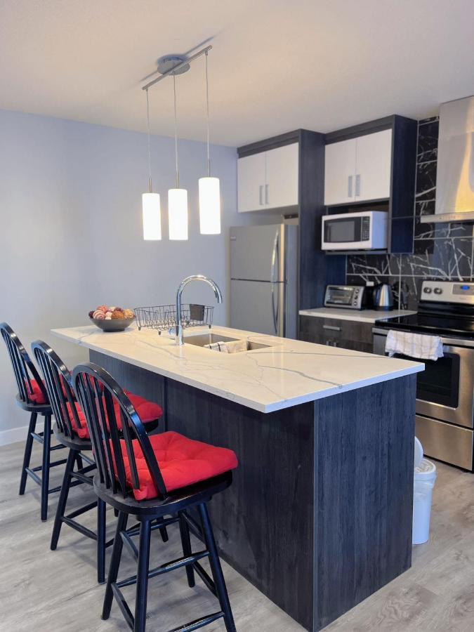 Elegant Garden Suite&2Mins Bus Station Close Lrt& Free Parking Calgary Bagian luar foto
