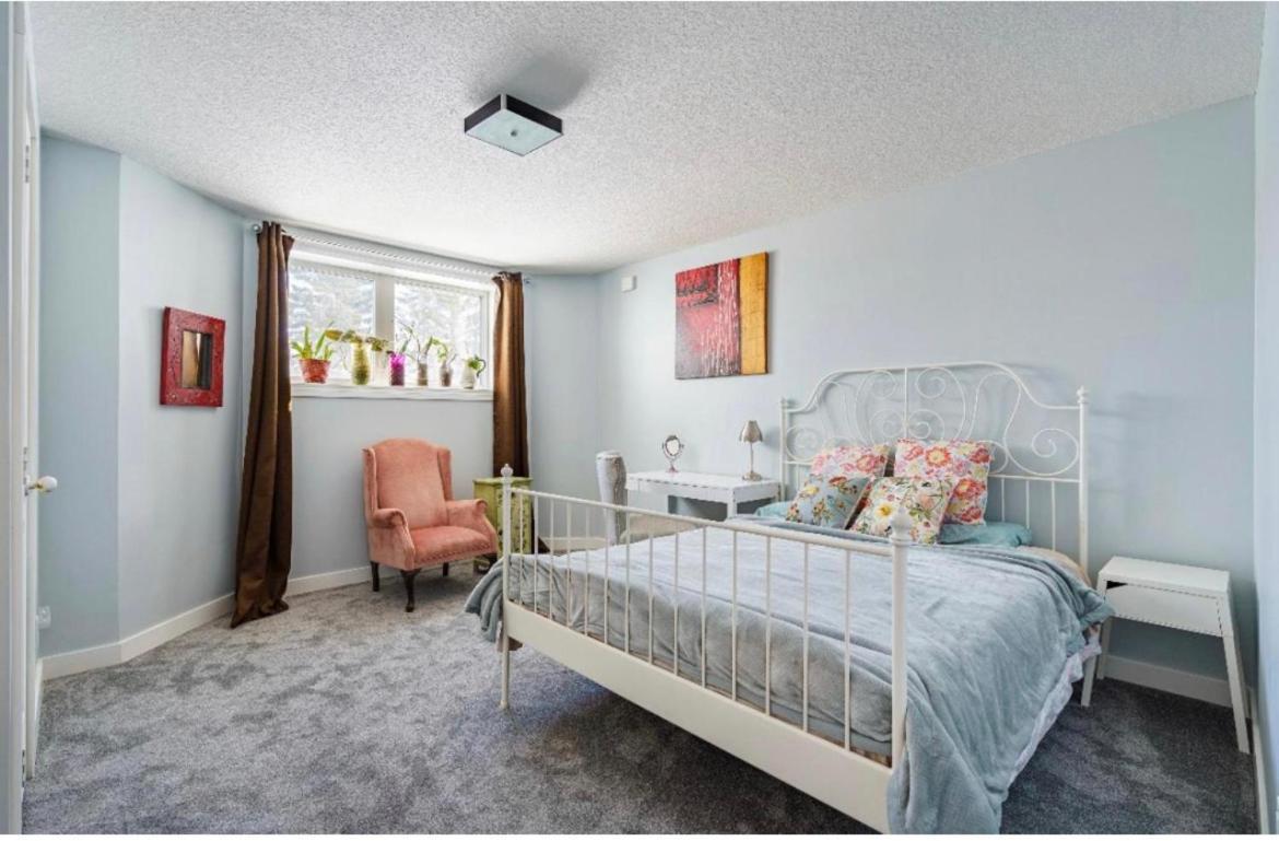 Elegant Garden Suite&2Mins Bus Station Close Lrt& Free Parking Calgary Bagian luar foto