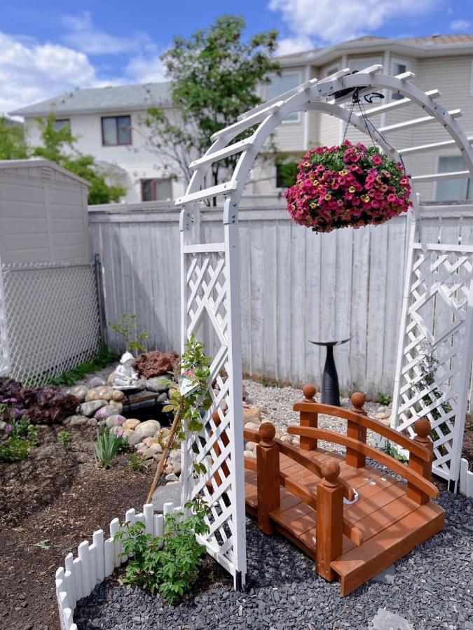 Elegant Garden Suite&2Mins Bus Station Close Lrt& Free Parking Calgary Bagian luar foto