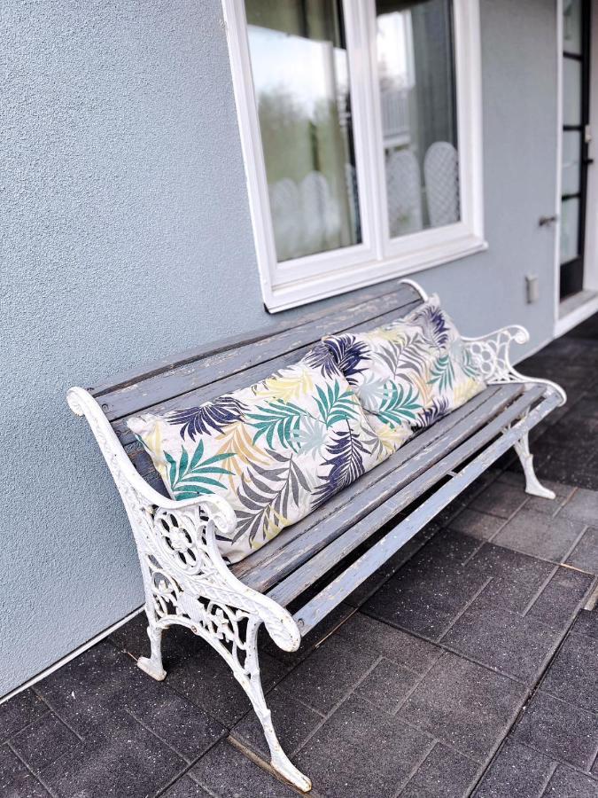 Elegant Garden Suite&2Mins Bus Station Close Lrt& Free Parking Calgary Bagian luar foto